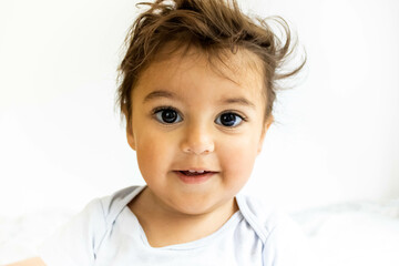 Baby waking up interacting with parent's phone. Mention of children and electronic devices and the precautions that must be taken with blue light and social networks in relation to health.