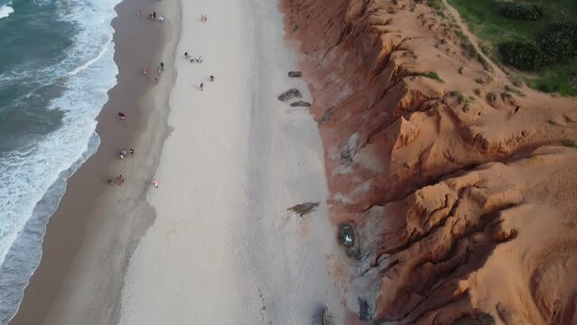 Praia Para&iacute;so Tropical Dunas Mar Canoa Quebrada Fal&eacute;sias Geografia Acidentada Litor&acirc;nea Cear&aacute; Nordeste Brasil Vila Pescadores Nordeste Paisagem C&ecirc;nica Vento Energia E&oacute;lica Ver&atilde;o F&eacute;rias Viagem Viajar 