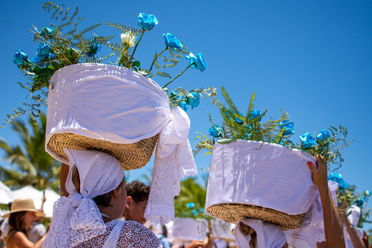 Praia de Trancoso, Bahia, Brasil. 2 de fevereiro de 2023. Mulheres carregando cestos de flores em Festa popular para celebrar o Dia de Iemanj&aacute;, o evento atrai pessoas de religi&otilde;es afro-brasileiras