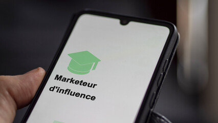 Influencer marketer program. A student enrolls in courses to study, to learn a new skill and pass certification. Text in French