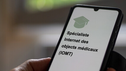 Internet of Medical Things (IoMT) specialist program. A student enrolls in courses to study, to learn a new skill and pass certification. Text in French