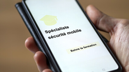 Mobile security specialist program. A student enrolls in courses to study, to learn a new skill and pass certification. Text in French