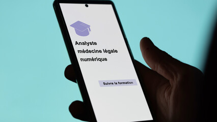 Digital forensics analyst program. A student enrolls in courses to study, to learn a new skill and pass certification. Text in French