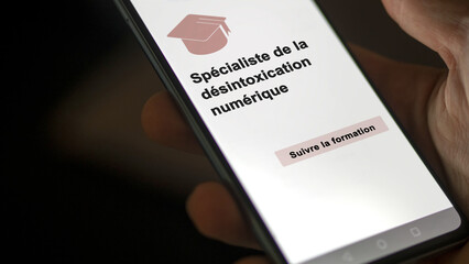 Digital detox specialist program. A student enrolls in courses to study, to learn a new skill and pass certification. Text in French