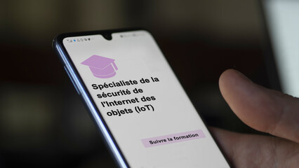 Internet of Things (IoT) security specialist program. A student enrolls in courses to study, to learn a new skill and pass certification. Text in French