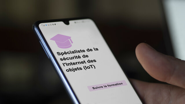 Internet of Things (IoT) security specialist program. A student enrolls in courses to study, to learn a new skill and pass certification. Text in French