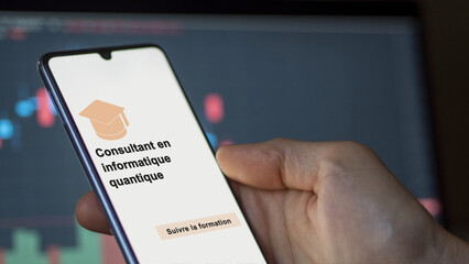 A student enrolls in courses to study, to learn a new skill and pass certification. Text in French: Quantum computing consultant ; Enroll.
