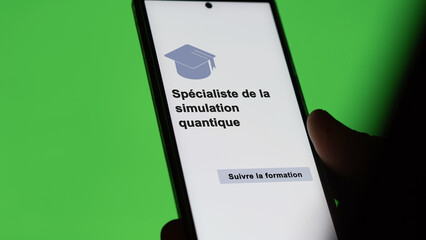 A student enrolls in courses to study, to learn a new skill and pass certification. Text in French: Quantum simulation specialist ; Enroll.