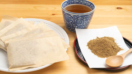 和風だし・出汁パックと中身と出し汁　イメージ