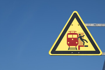 Warnhinweis Schild: Achtung einfahrender Zug