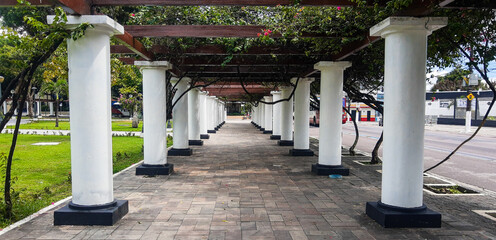 Foto tirada em uma praça de Manaus com esse lindo corredor e essas arquiteturas nas laterais qd