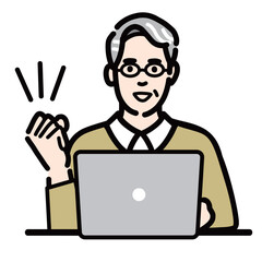 ラップトップの前に座って笑顔でガッツポーズをしているメガネをかけたシニア男性
