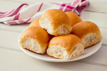 Obraz na płótnie Canvas Soft bread rolls on white plate