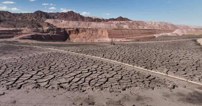 Aerial footage of the disappearing lake in the Timna mines.