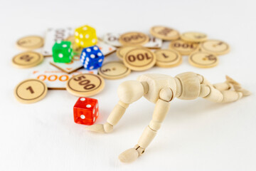 デッサン人形とサイコロと玩具のお金。ギャンブルを行うイメージ