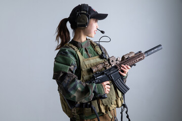 銃を構えた女性