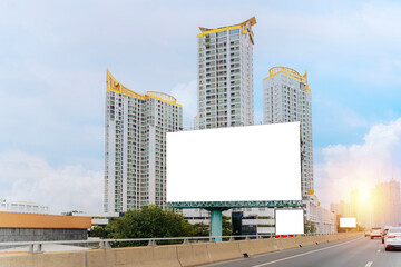 Obraz premium Blank template for outdoor advertising or blank billboards on city highways. Advertising concept, with clipping paths on screen.