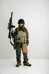 銃を構えた女性　camouflage