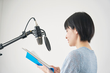 スタジオでアフレコする女性声優