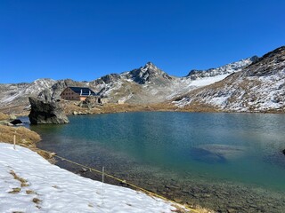 Obraz premium High alpine lakes next to the mountain hut (Chamanna da Grialetsch CAS or Grialetsch-Hütte SAC) in the massif of the Albula Alps, Zernez - Canton of Grisons, Switzerland (Kanton Graubünden, Schweiz)
