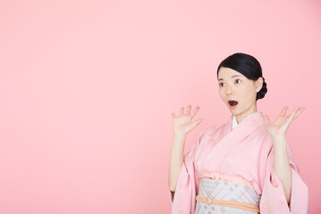 驚く着物を着た女性