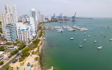 Obraz premium Paisaje urbano de la ciudad de Cartagena (Colombia), incluyendo sus playas, fuertes, murallas, centro histórico, mar.