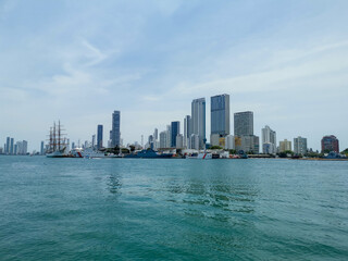 Obraz premium Paisaje urbano de la ciudad de Cartagena (Colombia), incluyendo sus playas, fuertes, murallas, centro histórico, mar.