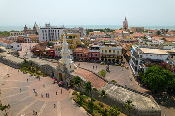 Paisaje urbano de la ciudad de Cartagena (Colombia), incluyendo sus playas, fuertes, murallas, centro histórico, mar.