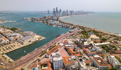 Paisaje urbano de la ciudad de Cartagena (Colombia), incluyendo sus playas, fuertes, murallas, centro histórico, mar.