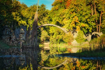 Papier Peint photo Le Rakotzbrücke Mystisch - Rakotzbrücke - Teufelsbrücke - Herbst - Brücke - See - Spiegelung - Kromlau - Rhododendron Park - Sachsen - Deutschland - Devil's Bridge - Autumn Landscape - High quality photo