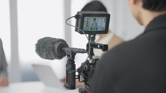 動画配信の撮影をするカメラマン