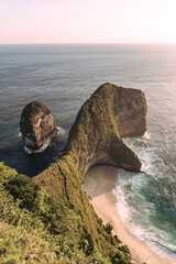 Kelingking plaża i klify na pięknej rajskiej wyspie Nusa Penida w Indonezji, na tle oceanu i...