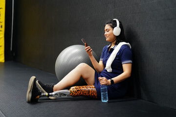 Young female with one prosthetic leg with the practice of using prosthetic legs to walk, exercise and and daily activities