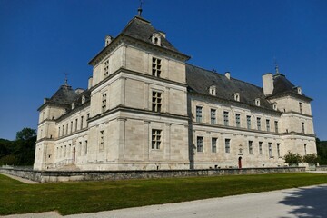 Fototapeta na wymiar Vue latérale de la façade sud du château d’Ancy le Franc