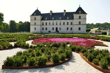 Fototapeta na wymiar Le château d’Ancy le Franc vu depuis le parc 