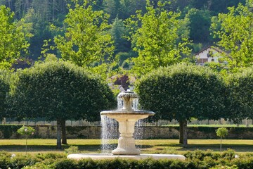 Obraz premium Une fontaine dans le parc du château d’Ancy le Franc
