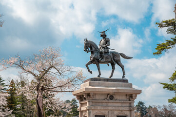 仙台市の伊達政宗の像と桜の花