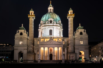 Fototapeta na wymiar Wiener Karlskirche bei Nacht