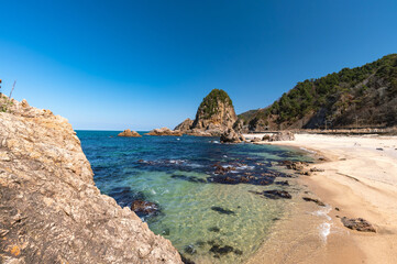 【新潟県蓬莱山】笹川流れ蓬莱山は天下の名勝。快晴の青空と岩のある風景