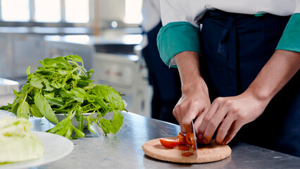  Close-up chef who is cutting red tomatoes on a wooden cutting board, close-up chef who is cutting red tomatoes on a wooden cutting board, prepare cook In desired menu.