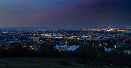 Ausblick vom Eichkogel bei Mödling über das nächtliche Wien
