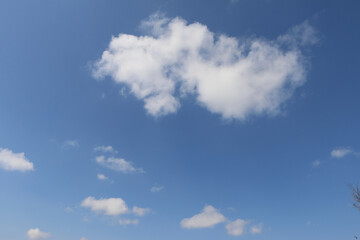 春の青空と白い雲