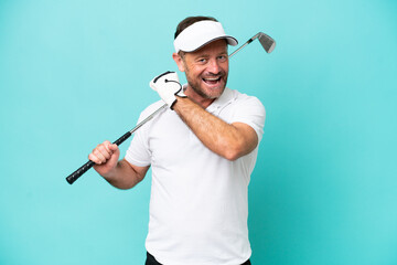 Naklejka premium Middle age caucasian golfer player man isolated on blue background celebrating a victory