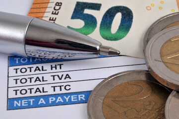 Concept de devis avec des euros et un document financier
