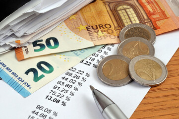 Concept de devis avec des euros et un document financier