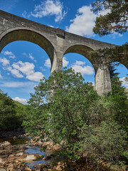 Fototapeta na wymiar iconic Glenfinnan viaduct of the jacobite steam train.