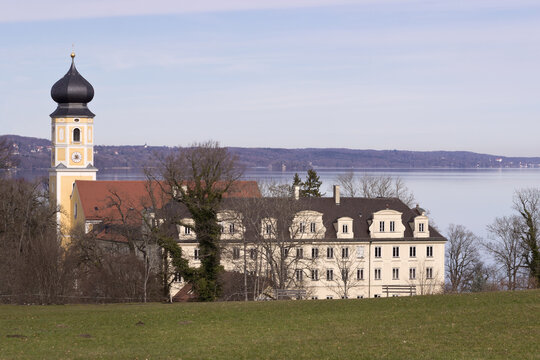 Kloster Bernried mit seiner Kirche liegt bei Tutzing über dem Starnberger See