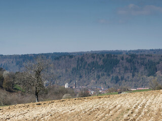 Das Dorf Eichen im Südschwarzwald im Osten von Schopfheim von den Feldern und grünen Hügeln rund...