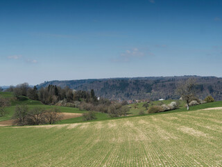 Das Dorf Eichen im Südschwarzwald im Osten von Schopfheim von den Feldern und grünen Hügeln rund um den Eichener see aus gesehen
