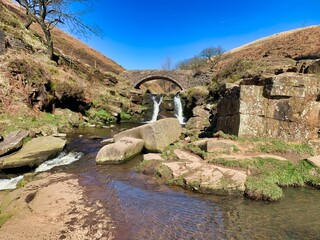 Fototapeta premium Three shires waterfalls stone arch bridge in the peak district uk 